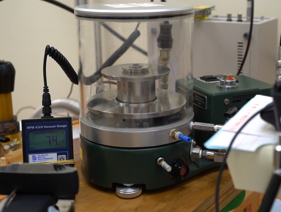 Fig. 3		Pressure balance at the Standards and Calibration Laboratory 1