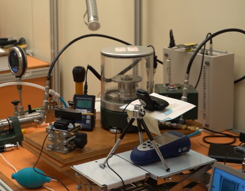 Fig. 3		Pressure balance at the Standards and Calibration Laboratory 2